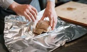 Która strona folii aluminiowej na grilla jest właściwa dla smaku?