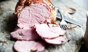 Jak piec szynkę wieprzową w piekarniku, aby uniknąć wysuszenia?