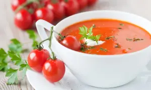 Ile kalorii ma zupa pomidorowa z ryżem? Sprawdź, co musisz wiedzieć